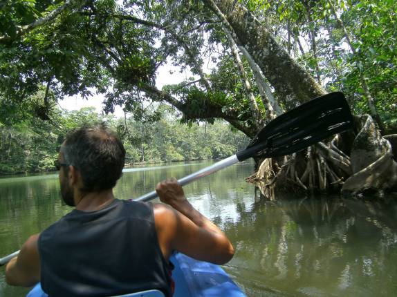 Andando de caiaque em afluente do rio Dulce, perto do nosso hotel Round House, na reguão de Livingston, na Guatemala